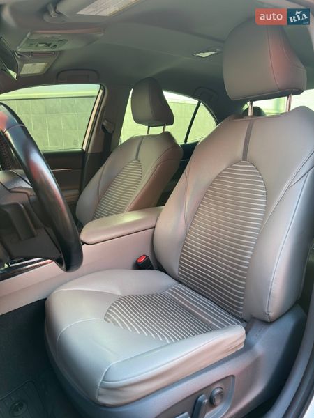 Седан Toyota Camry 2019 в Киеве