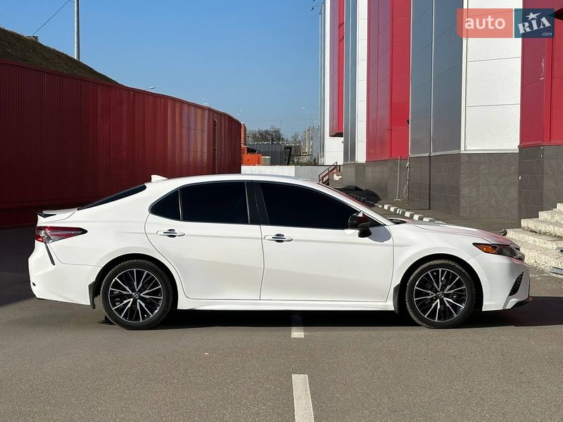Седан Toyota Camry 2019 в Киеве