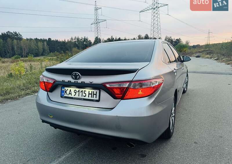Седан Toyota Camry 2014 в Стоянке
