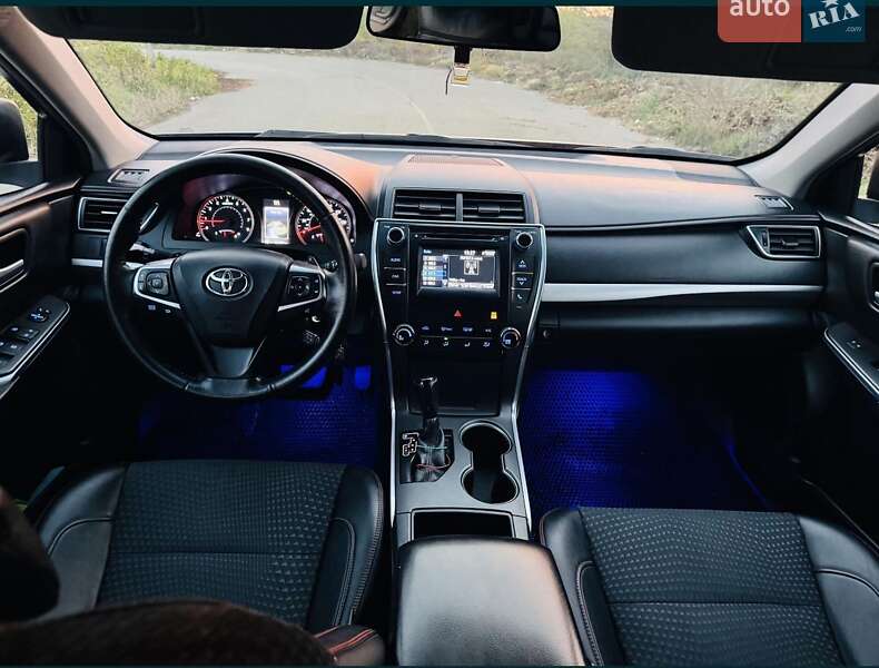 Седан Toyota Camry 2014 в Стоянке