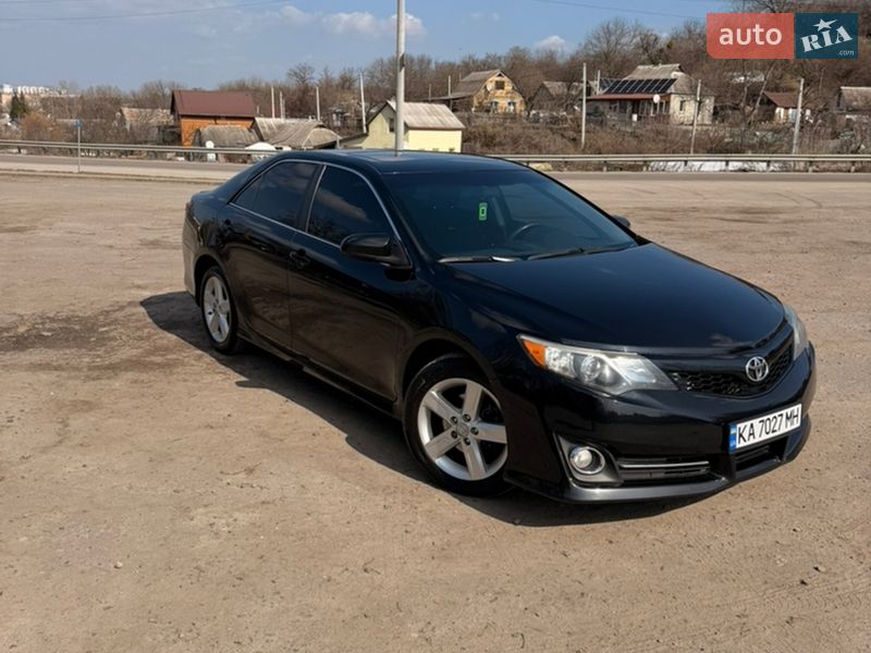 Седан Toyota Camry 2014 в Киеве