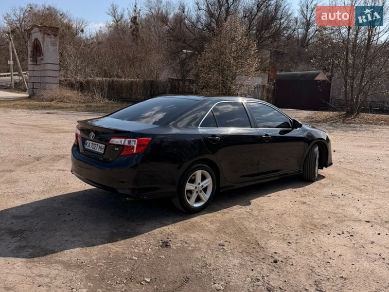 Седан Toyota Camry 2014 в Киеве