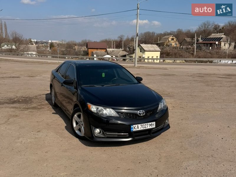 Седан Toyota Camry 2014 в Киеве