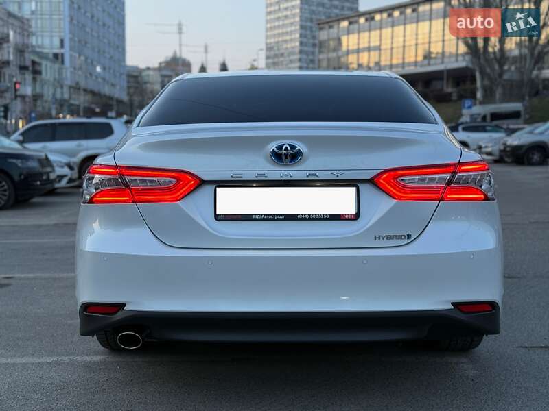 Седан Toyota Camry 2020 в Киеве