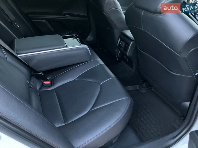 Седан Toyota Camry 2020 в Киеве