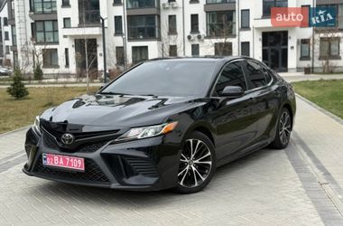 Седан Toyota Camry 2019 в Киеве
