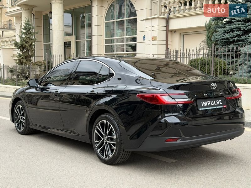 Седан Toyota Camry 2025 в Киеве