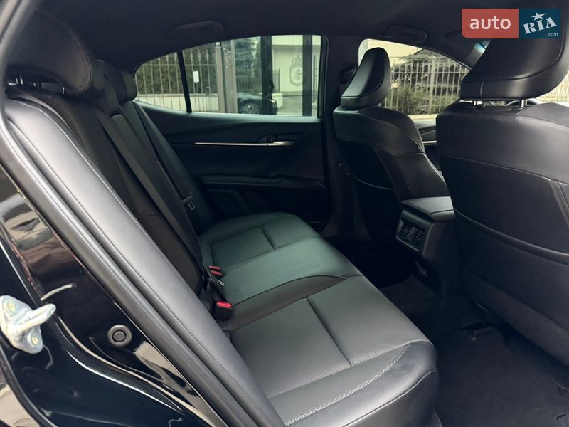 Седан Toyota Camry 2025 в Киеве