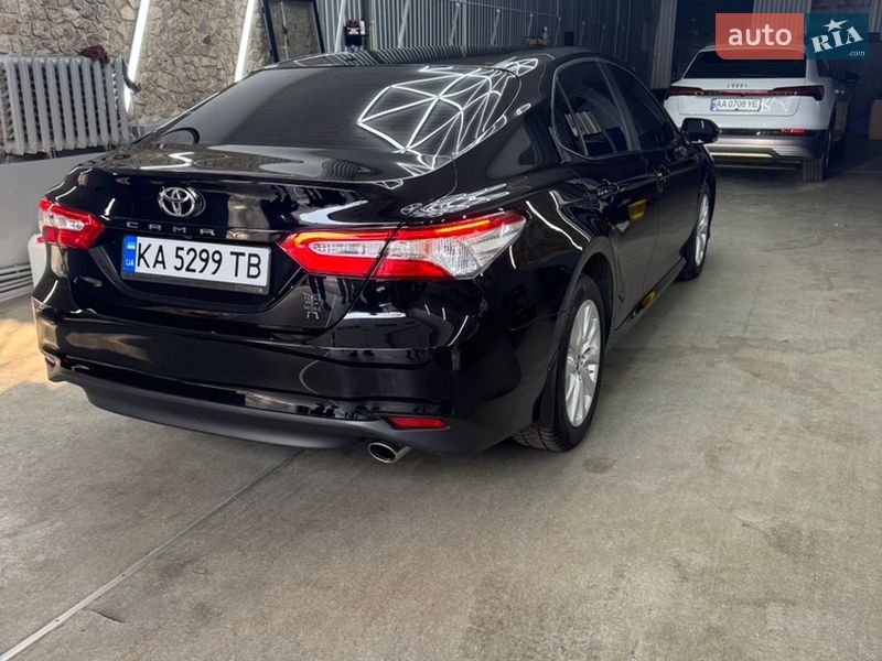 Седан Toyota Camry 2018 в Киеве