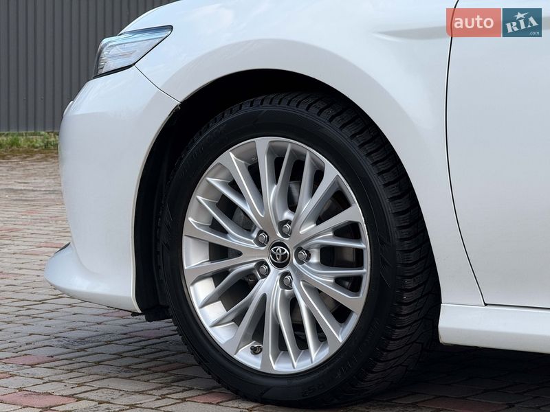 Седан Toyota Camry 2019 в Луцьку