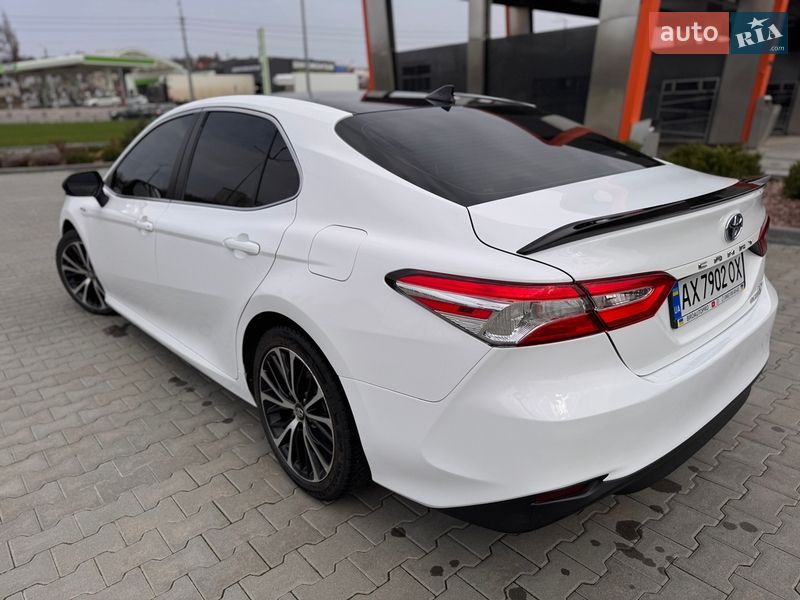 Седан Toyota Camry 2019 в Харькове
