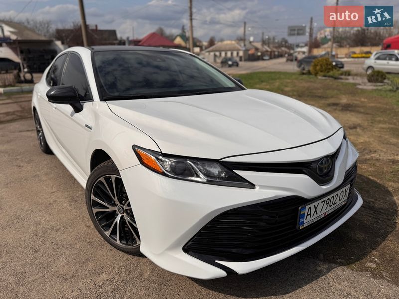Седан Toyota Camry 2019 в Харькове