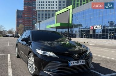 Седан Toyota Camry 2018 в Киеве