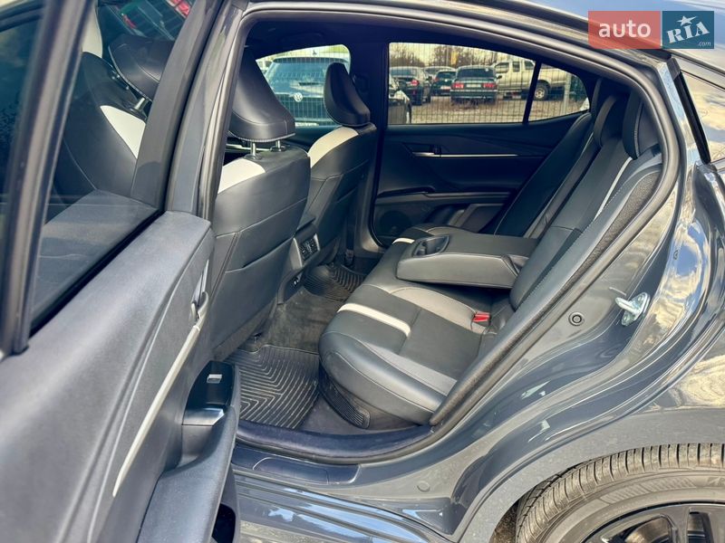 Седан Toyota Camry 2024 в Киеве