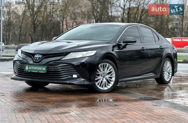 Седан Toyota Camry 2019 в Киеве