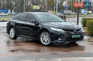 Седан Toyota Camry 2019 в Киеве