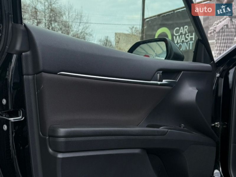 Седан Toyota Camry 2023 в Киеве