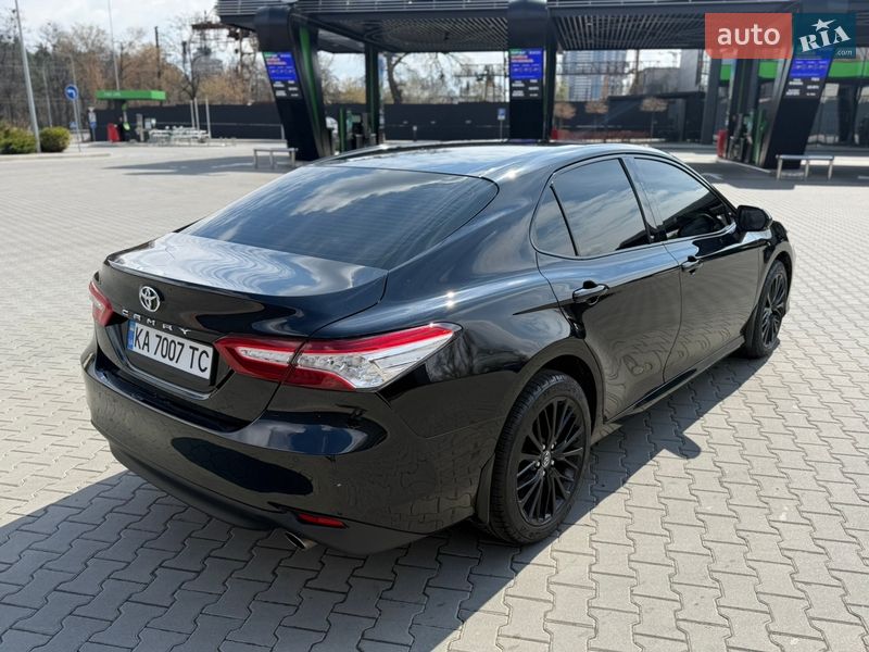 Седан Toyota Camry 2017 в Киеве