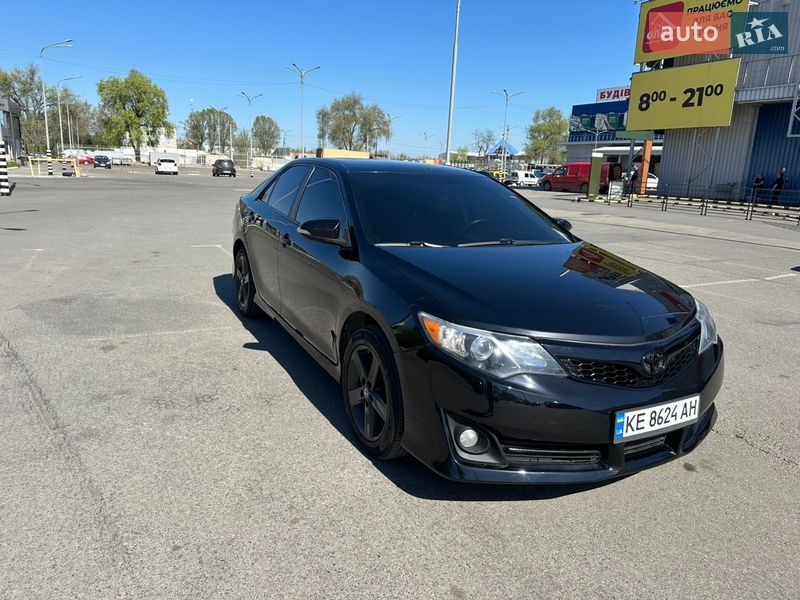 Седан Toyota Camry 2014 в Днепре