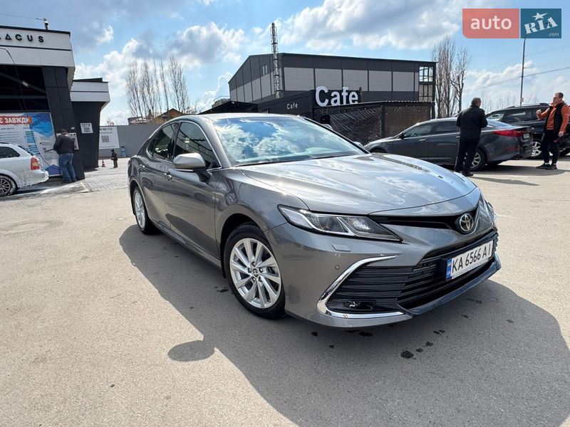 Седан Toyota Camry 2023 в Киеве