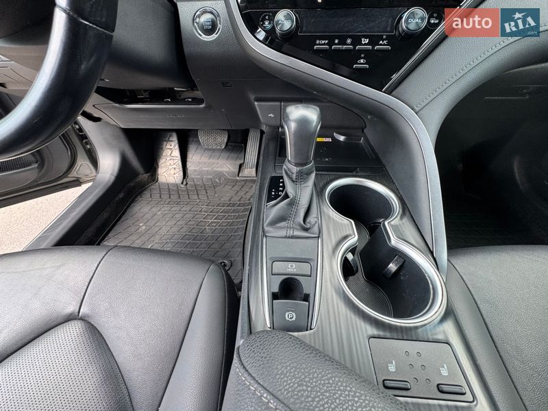 Седан Toyota Camry 2023 в Киеве