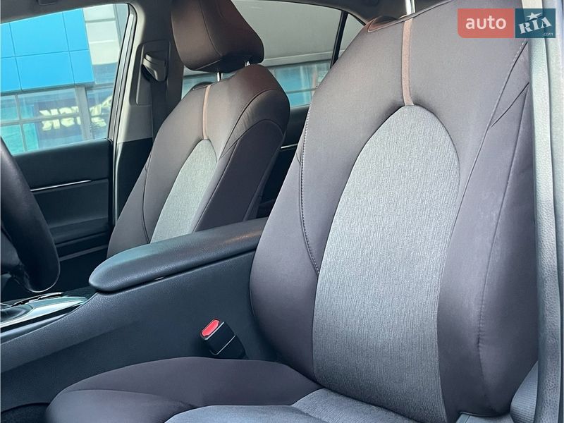 Седан Toyota Camry 2017 в Киеве