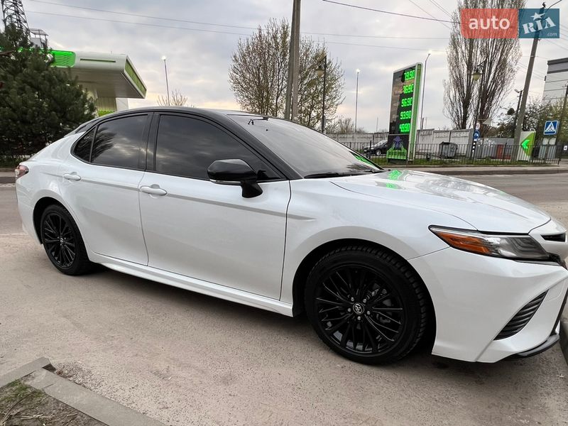 Седан Toyota Camry 2019 в Киеве
