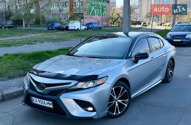 Седан Toyota Camry 2019 в Киеве