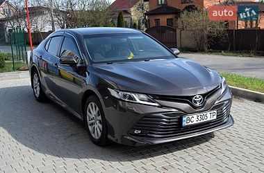 Седан Toyota Camry 2019 в Виннице