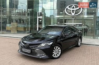 Седан Toyota Camry 2017 в Киеве