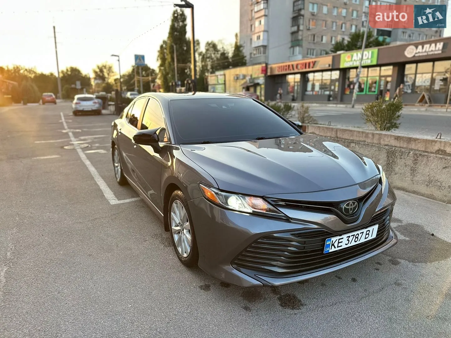 2019 Toyota Camry - мініатюра 2