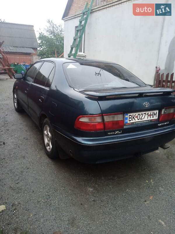 Седан Toyota Carina E 1993 в Остроге