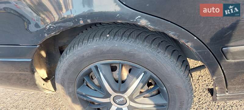 Седан Toyota Carina E 1995 в Черкасах