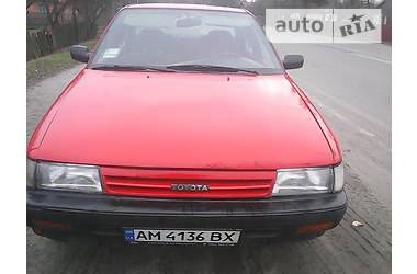 Седан Toyota Carina 1991 в Полонном