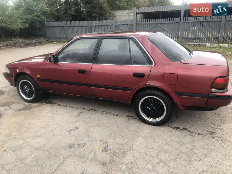 Седан Toyota Carina 1989 в Ружине