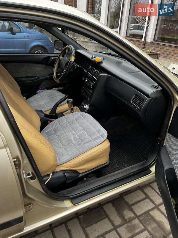 Седан Toyota Carina 1993 в Долинской