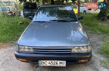 Седан Toyota Carina 1989 в Львове