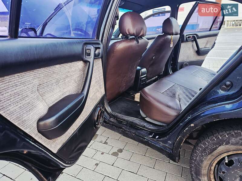 Седан Toyota Carina 1992 в Авангарде