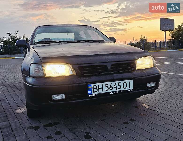 Седан Toyota Carina 1992 в Авангарде