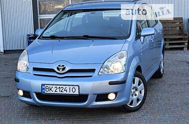 Минивэн Toyota Corolla Verso 2004 в Сарнах