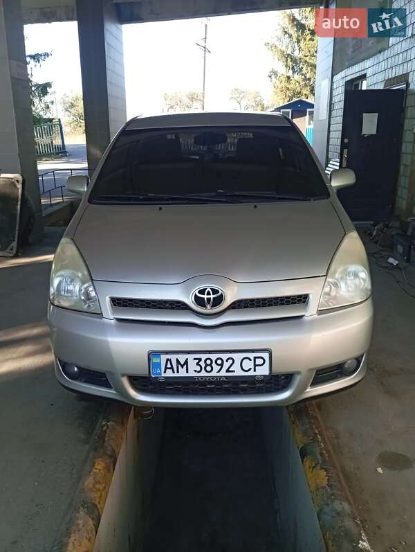 Минивэн Toyota Corolla Verso 2006 в 