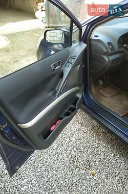 Минивэн Toyota Corolla Verso 2005 в 