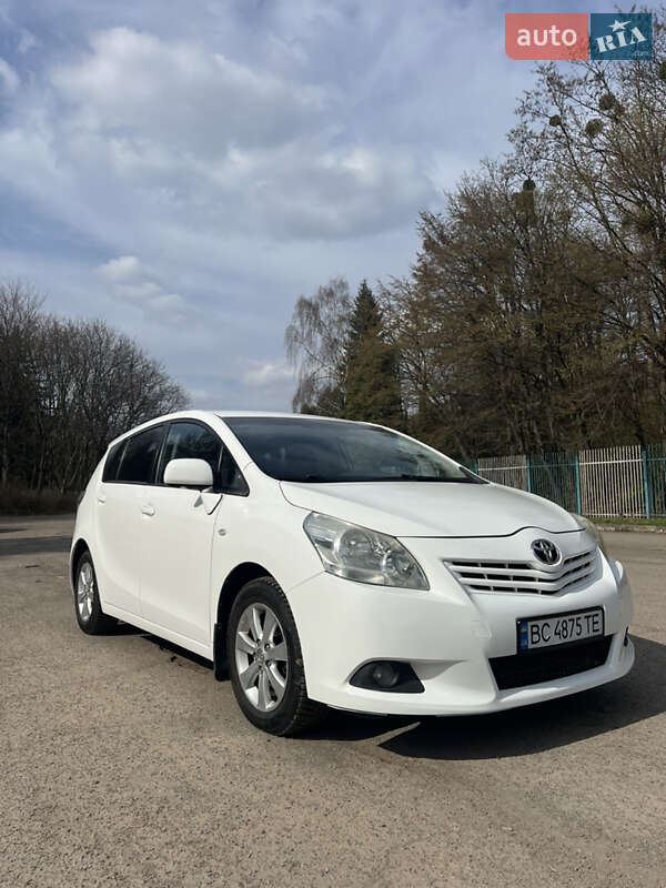 Минивэн Toyota Corolla Verso 2010 в 