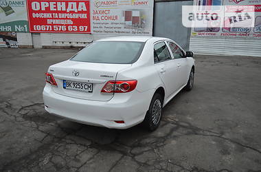 Седан Toyota Corolla 2011 в Ровно