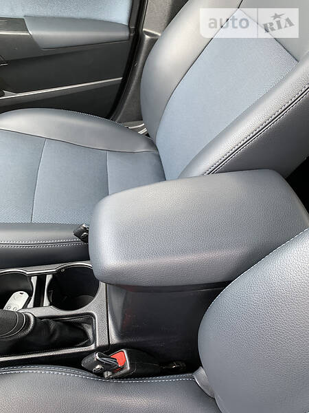 Седан Toyota Corolla 2015 в Маріуполі