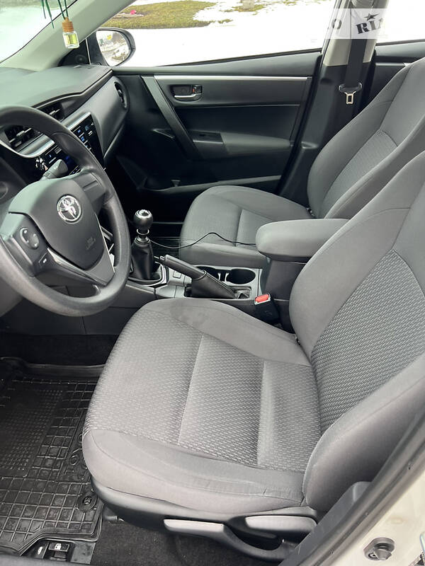 Седан Toyota Corolla 2017 в Киеве