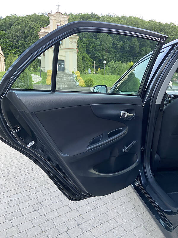 Седан Toyota Corolla 2010 в Львове