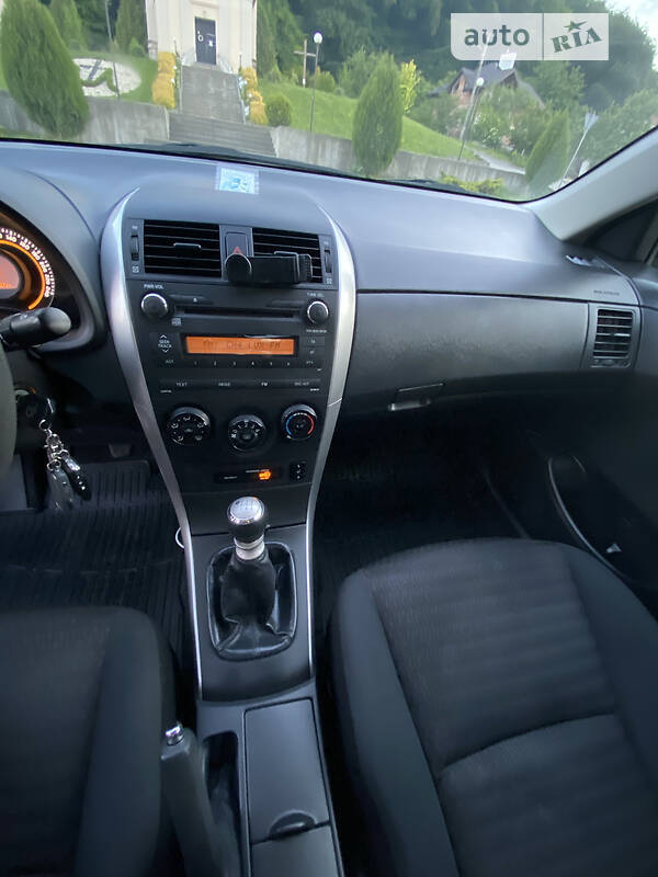 Седан Toyota Corolla 2010 в Львове