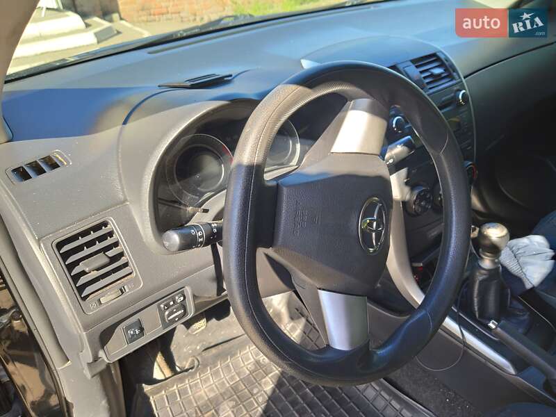 Седан Toyota Corolla 2013 в Кам'янець-Подільському