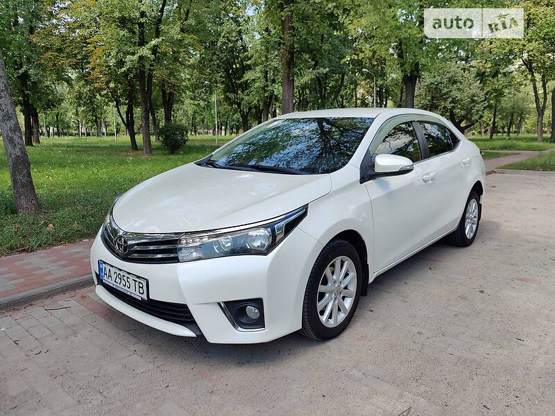 Седан Toyota Corolla 2015 в Киеве